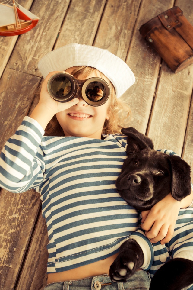 Мальчик с собакой играют в матросов