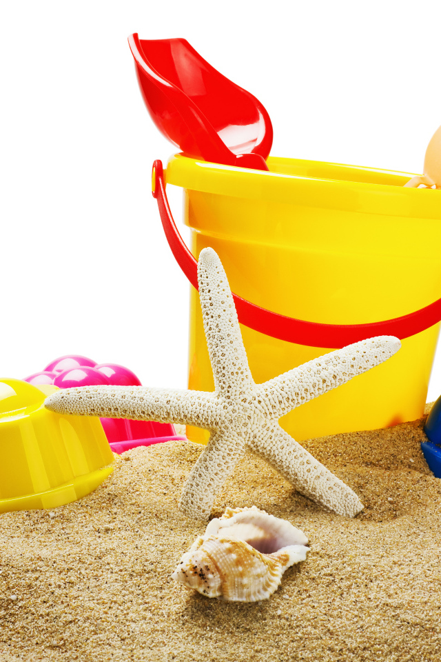 Детские игрушки с ракушками на песке