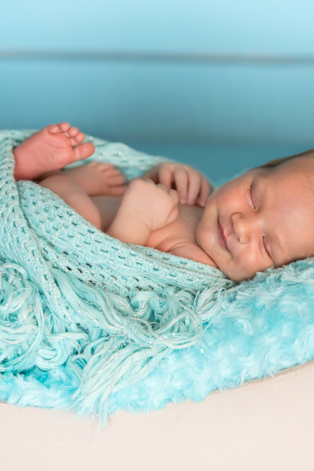 Милый грудной ребенок улыбается во сне