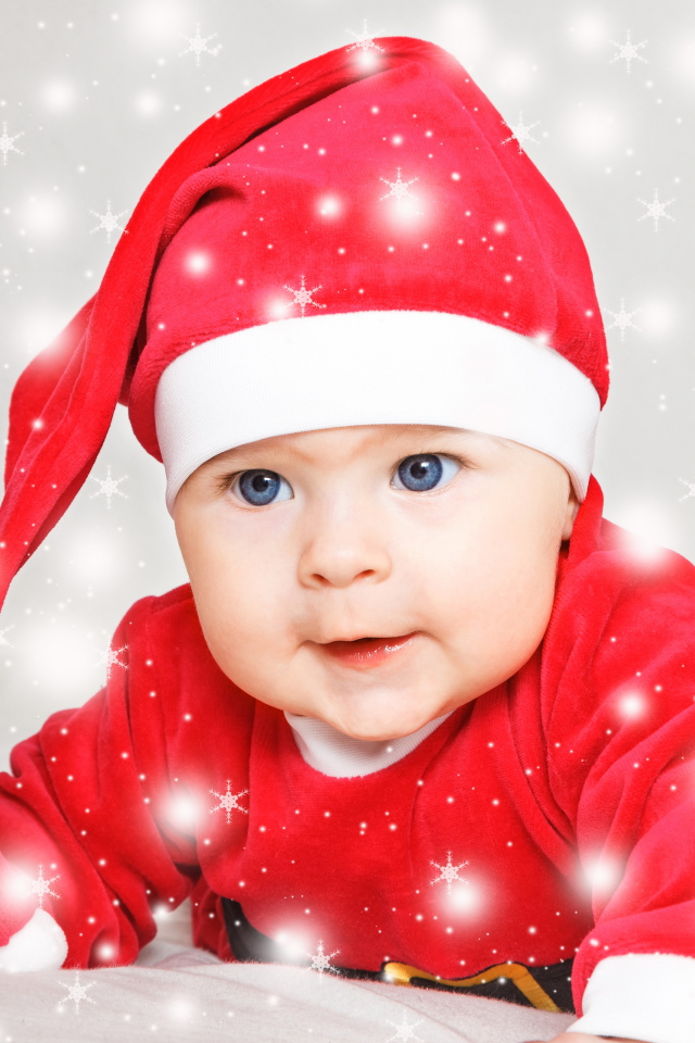 Милый голубоглазый ребенок в красном новогоднем костюме