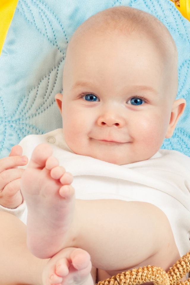 Милый голубоглазый младенец на кровати