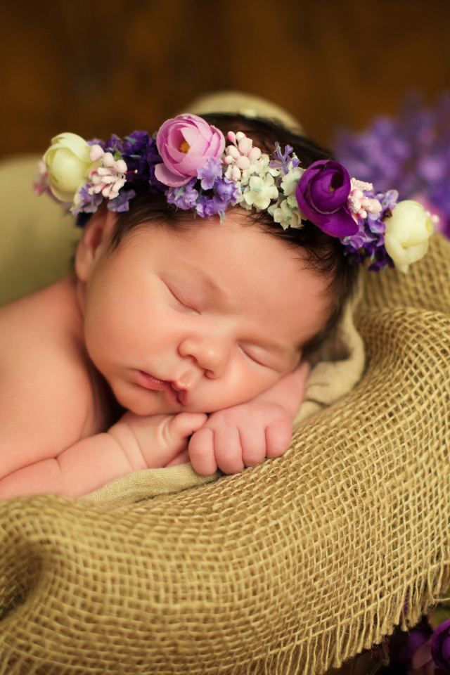 Милый спящий младенец с венком на голове