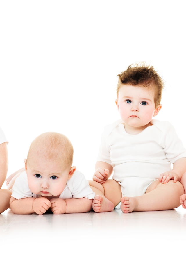 Четыре маленьких мальчика на белом фоне