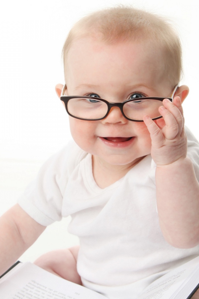 Забавный малыш в очках на белом фоне