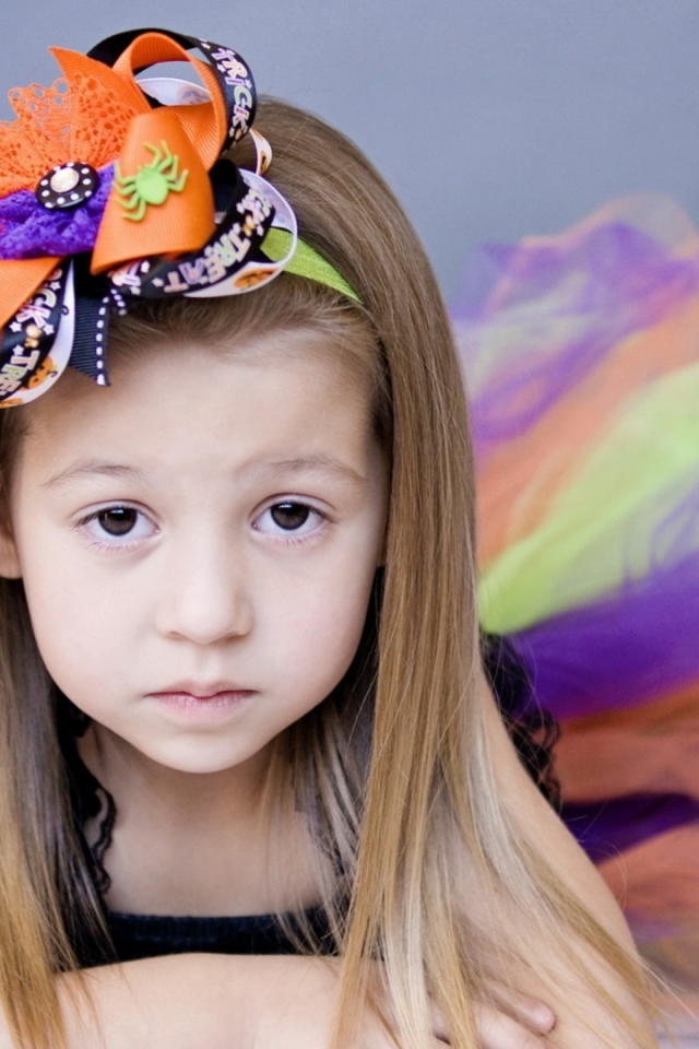 Девочка в красивой юбке с бантом на голове