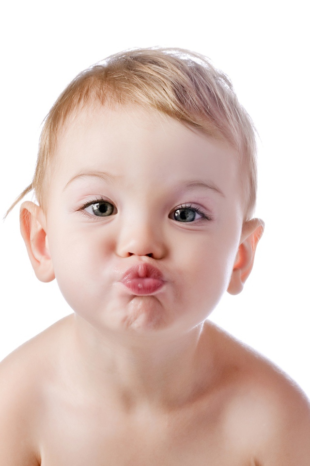 Воздушный поцелуй маленького ребенка