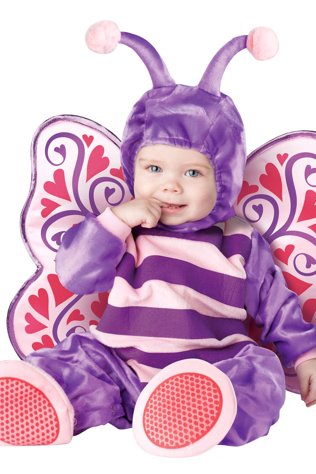 Маленький ребенок в костюме бабочки на белом фоне