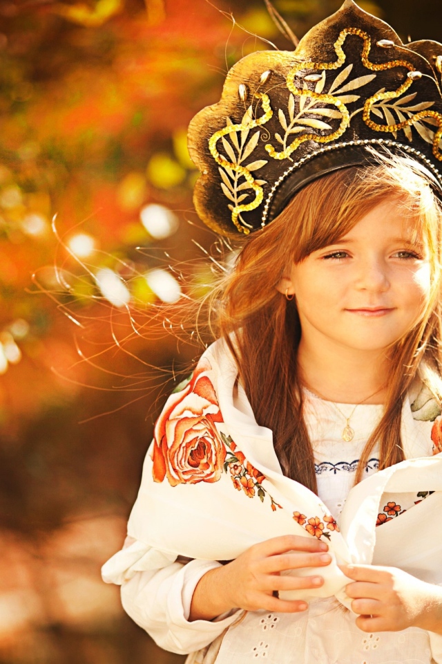 Маленькая красивая девочка в кокошнике 