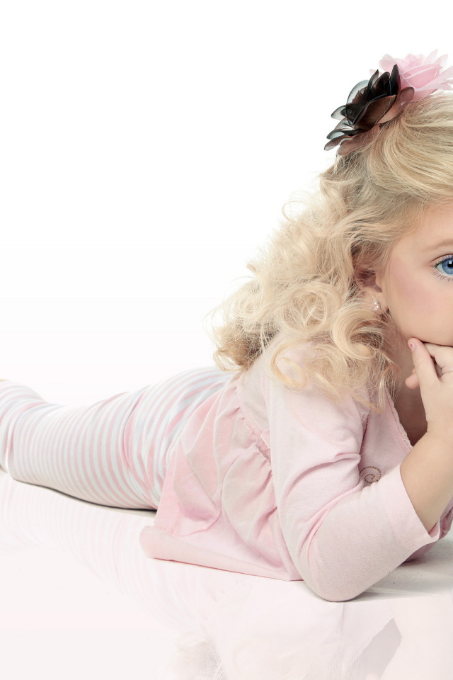 Маленькая красивая девочка со светлыми волосами