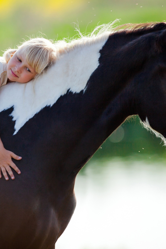Маленькая девочка блондинка на коне