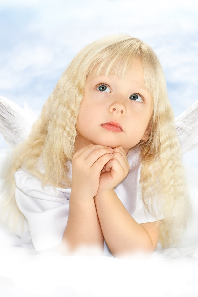 Маленькая девочка блондинка с крыльями ангела
