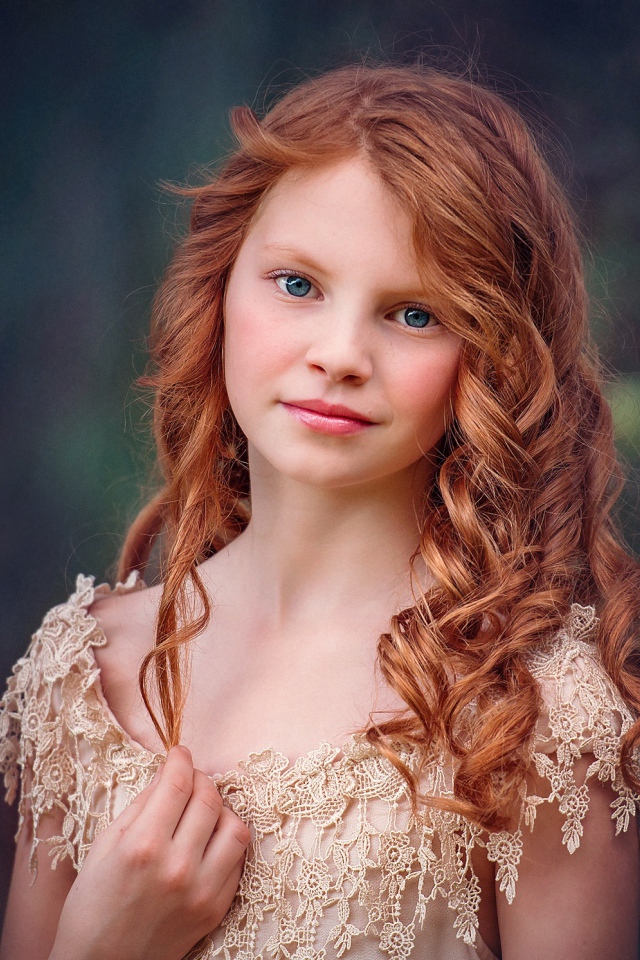 Маленькая голубоглазая рыжеволосая девочка в красивом платье
