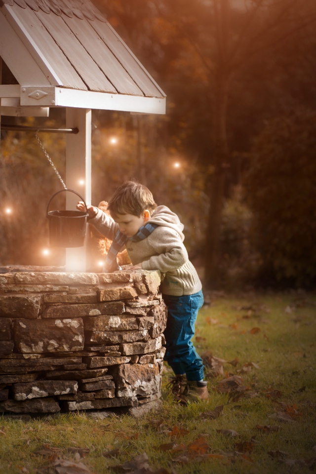Маленький мальчик у колодца 