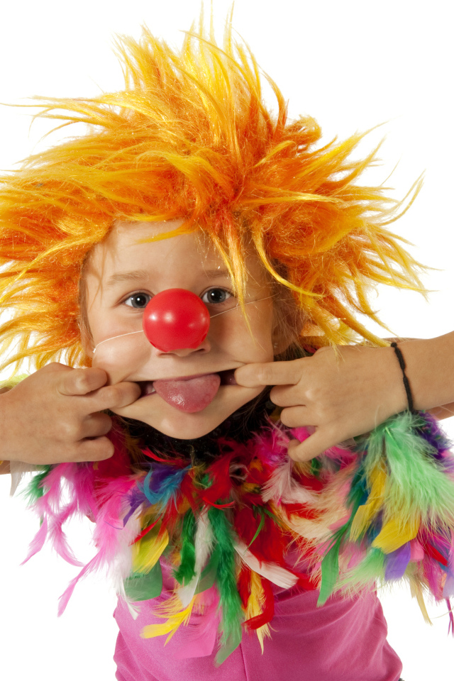 Маленький мальчик в костюме клоуна на белом фоне