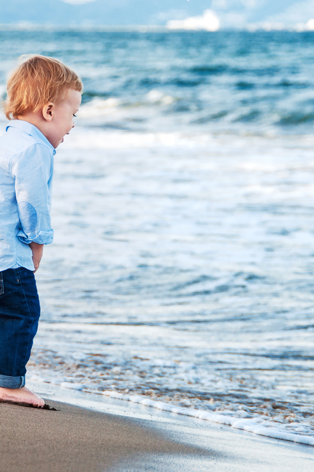 Маленький мальчик на берегу моря 