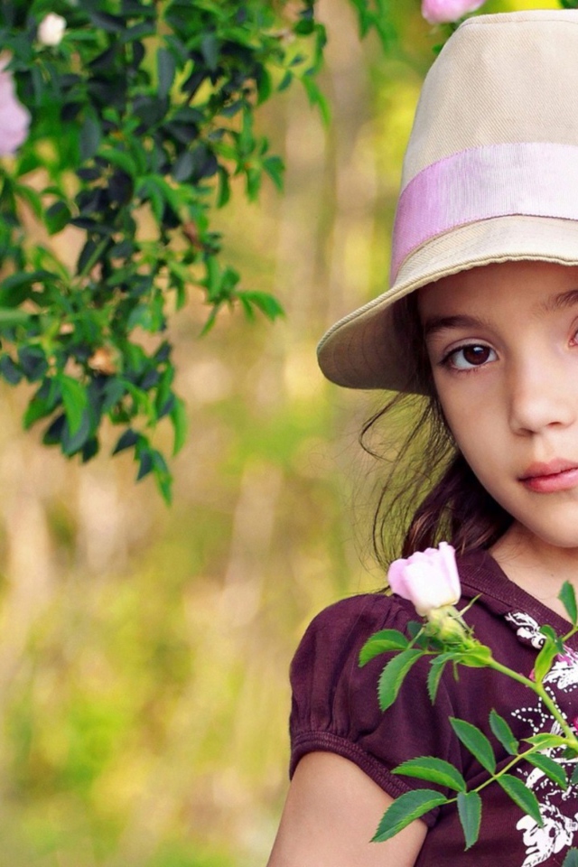 Маленькая кареглазая девочка в шляпе