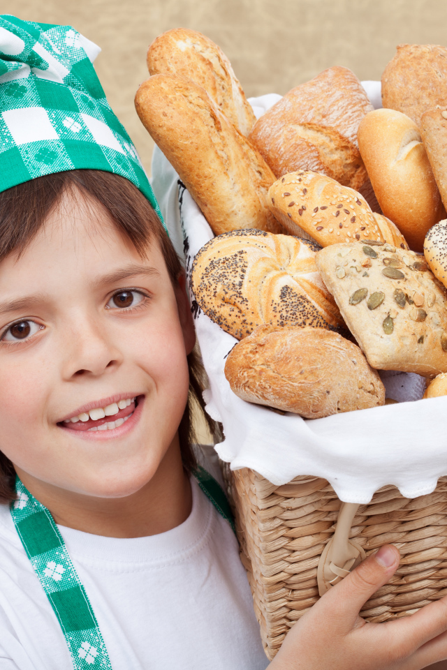 Маленькой поваренок с корзиной свежей выпечки 