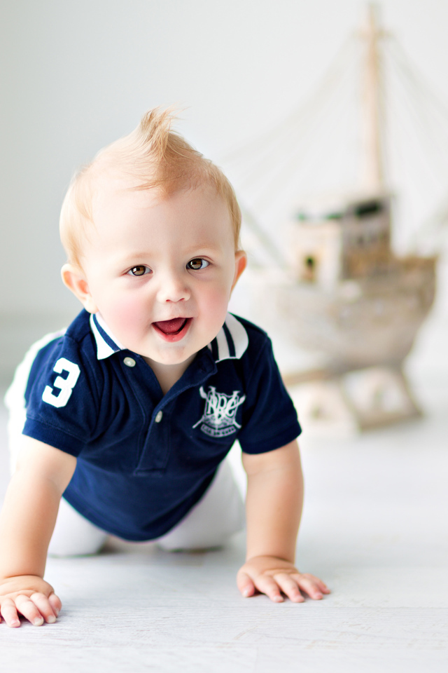 Маленький милый кареглазый мальчик