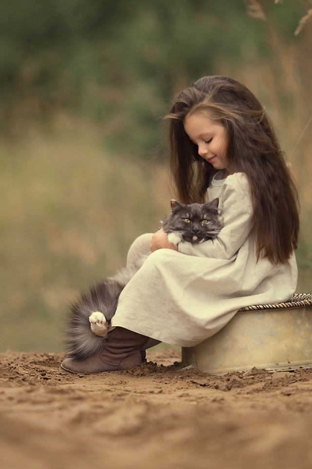 Маленькая милая девочка с котом на дороге 