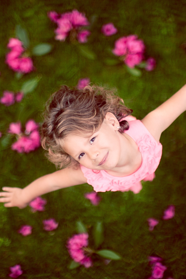 Маленькая девочка в розовом платье, вид сверху