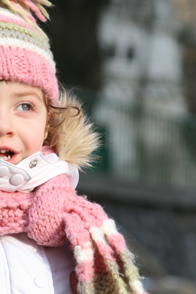 Маленькая девочка в теплой шапке с шарфом
