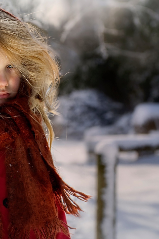 Маленькая девочка в теплом платке зимой