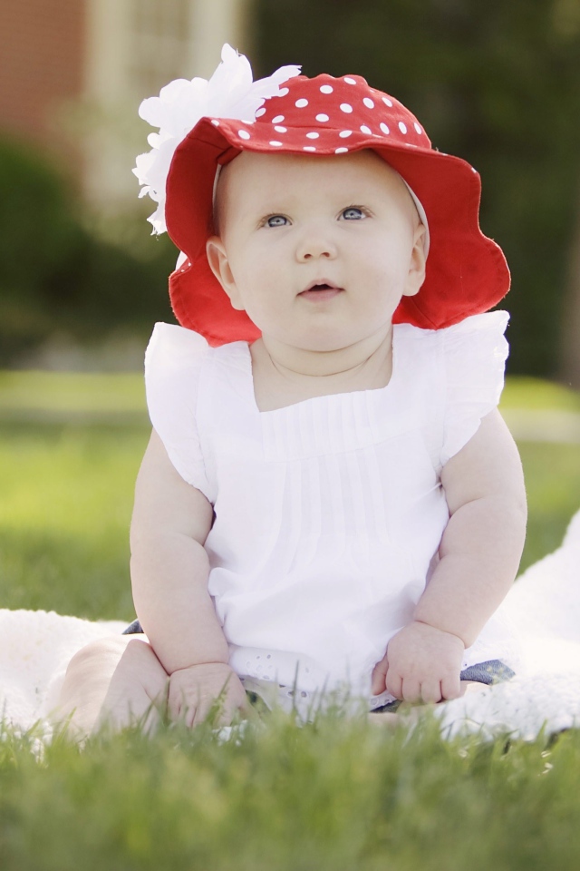 Маленькая девочка в белом платье и красной шляпе