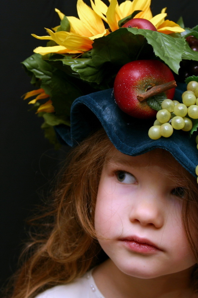 Маленькая девочка в необычной шляпе