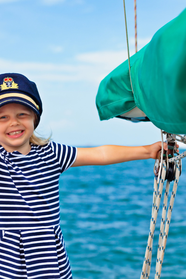 Маленькая девочка в униформе капитана