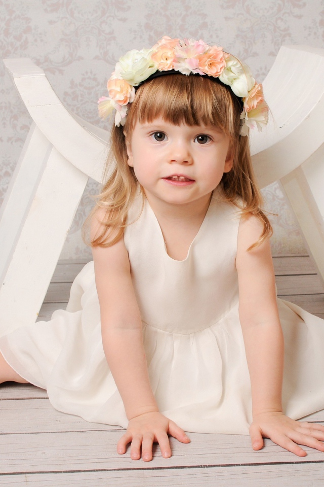 Маленькая девочка сидит на шпагате