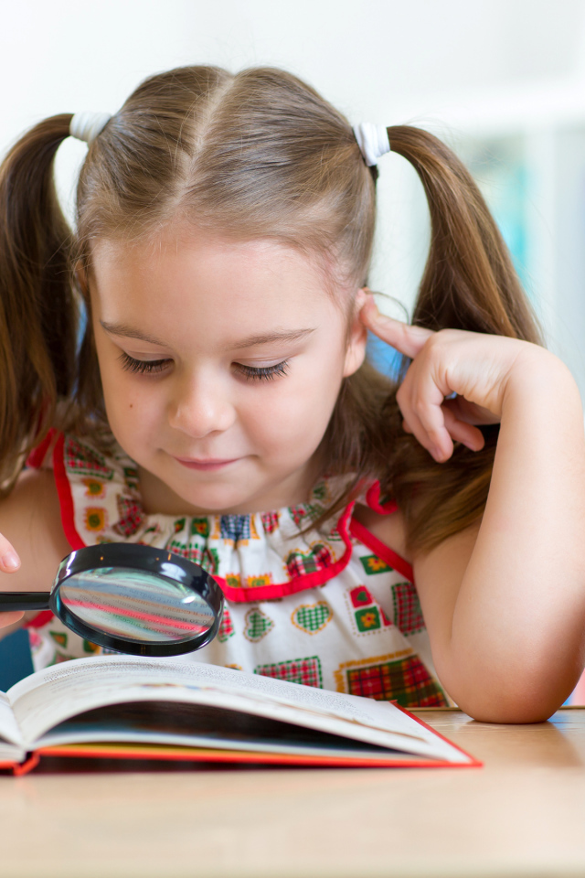 Маленькая девочка школьница с книгой 