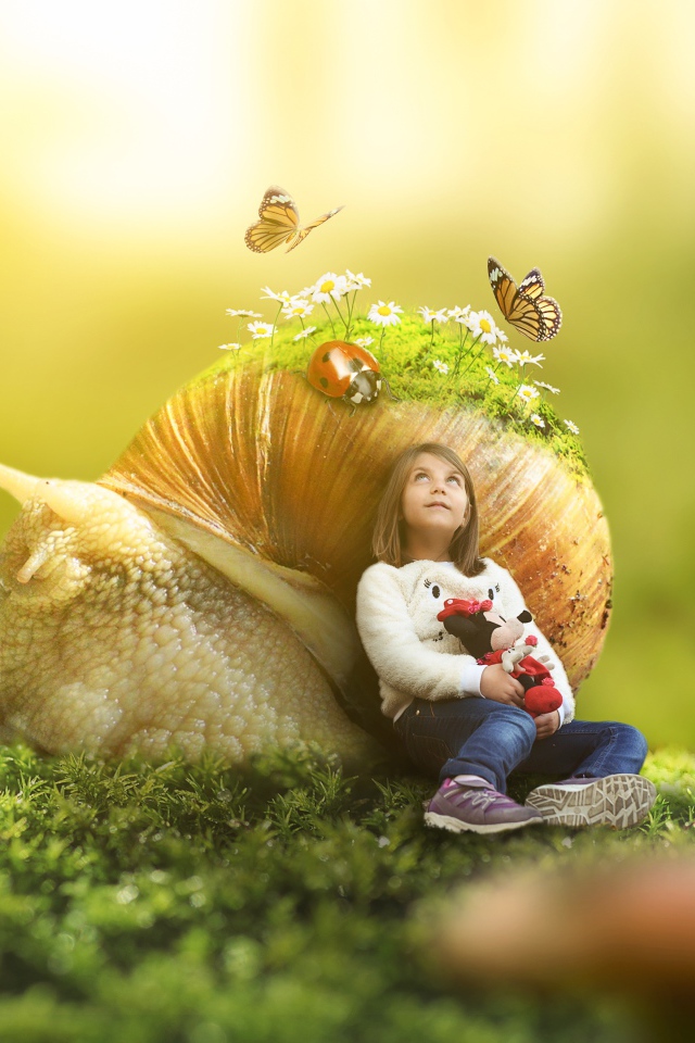 Маленькая девочка с большой улиткой