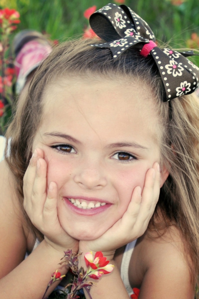 Маленькая девочка с бантом на голове