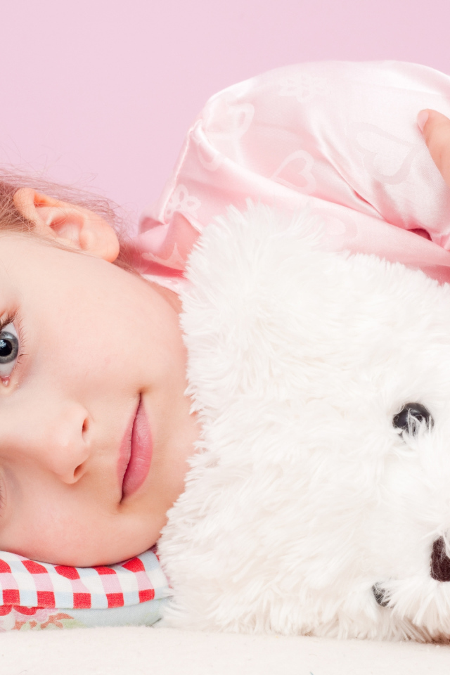 Маленькая девочка с белым игрушечным медведем