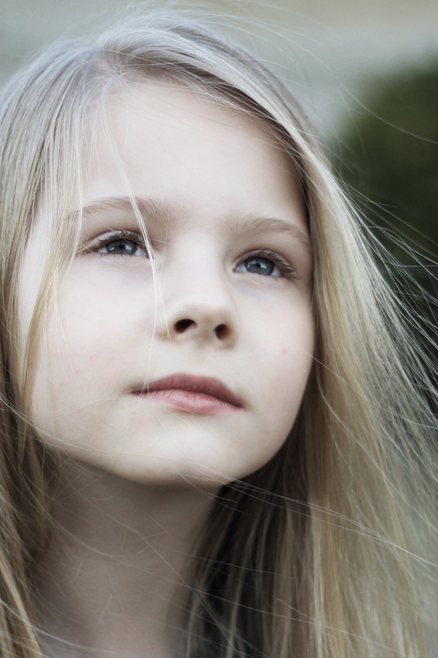 Маленькая девочка с распущенными волосами