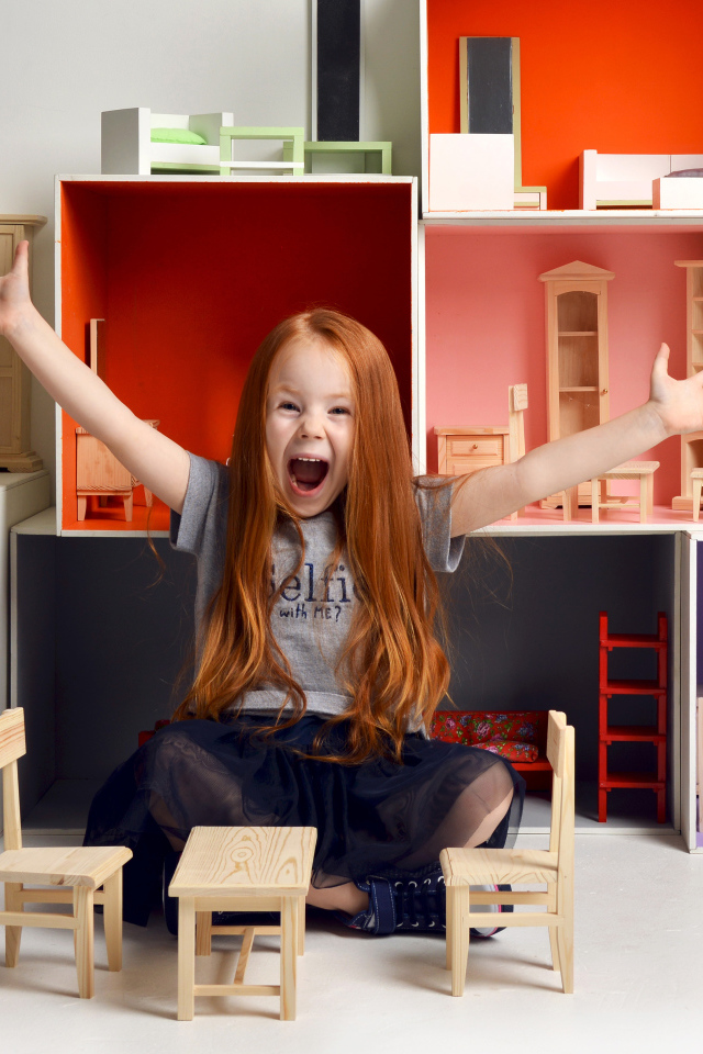 Маленькая девочка с игрушечной мебелью