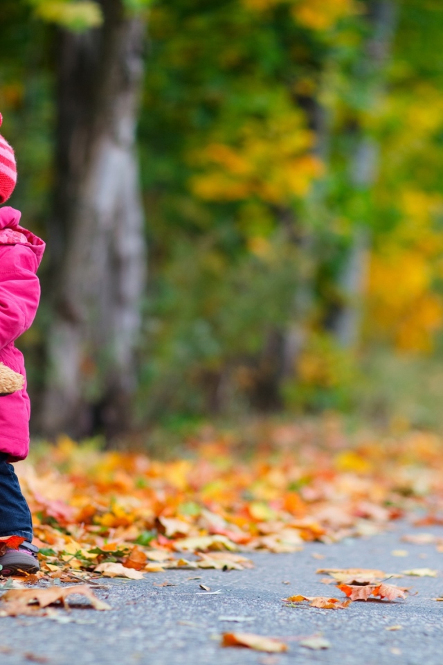 Маленькая девочка с игрушкой на дороге