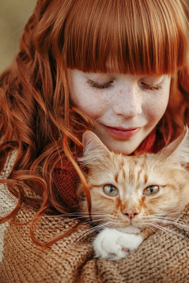 Маленькая рыжеволосая девочка с котом