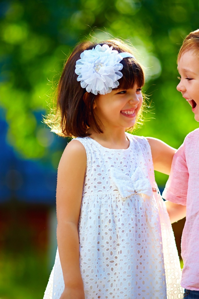 Маленькие улыбающиеся мальчик и девочка