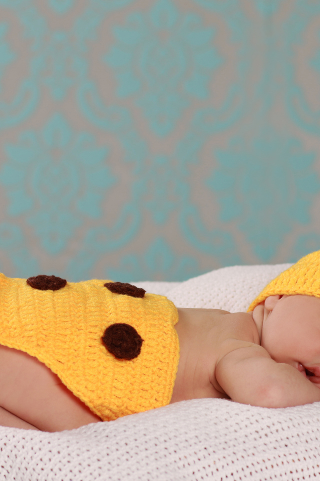 Спящий младенец в вязаном костюме Пикачу