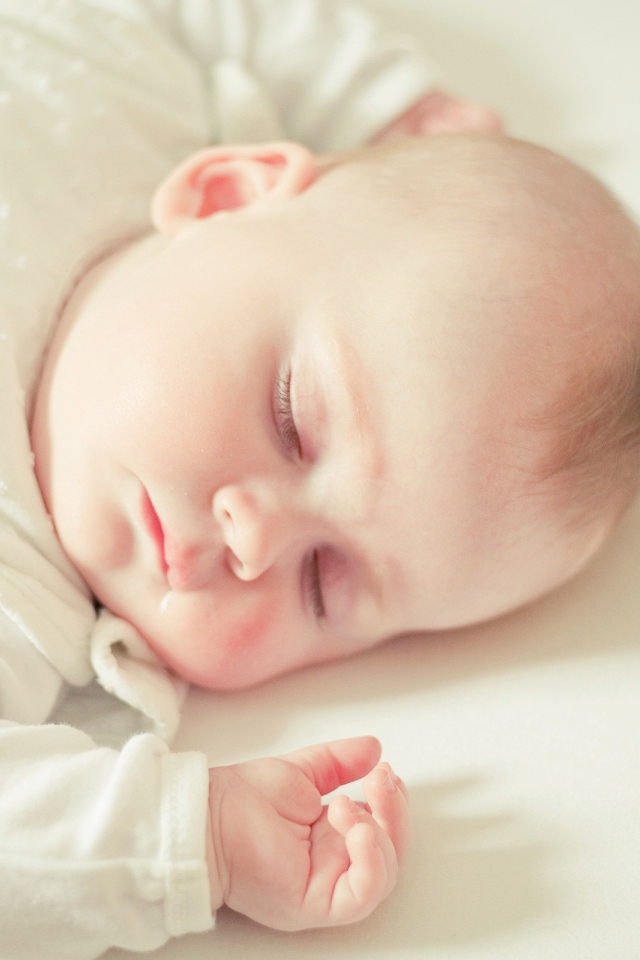 Спящий милый грудной ребенок