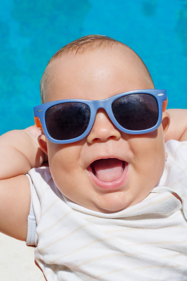 Улыбающийся младенец  солнечных очках 