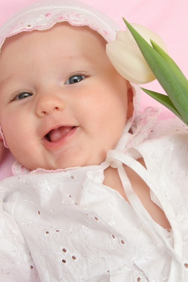 Улыбающийся младенец с тюльпаном