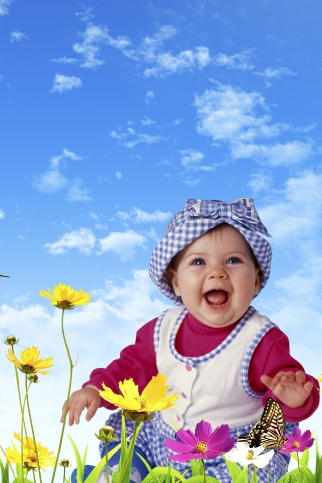 Улыбающийся ребенок на фоне голубого неба