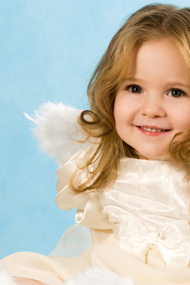 Улыбающаяся девочка с крыльями ангела