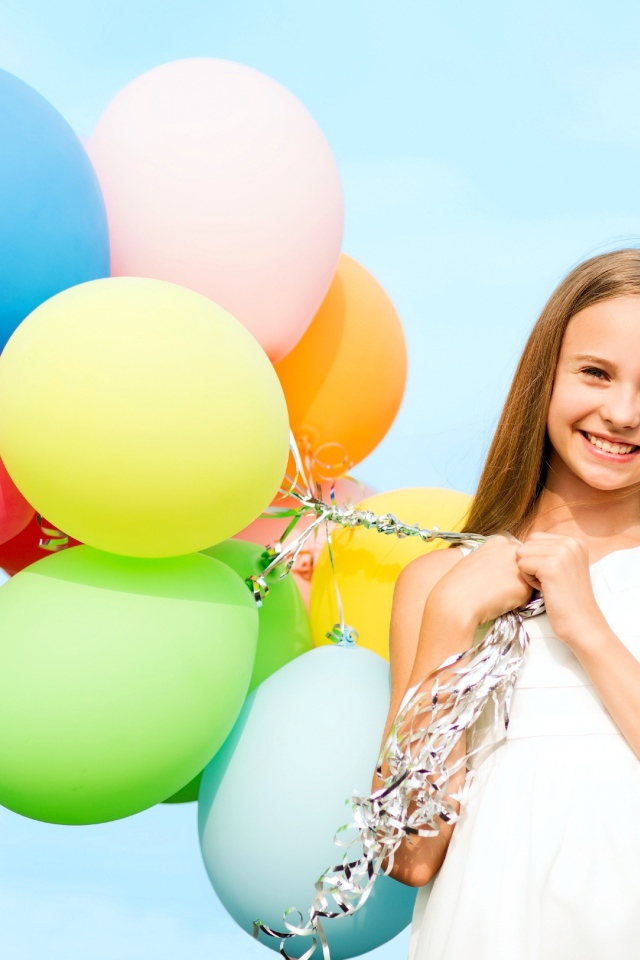 Улыбающаяся девочка с воздушными шарами