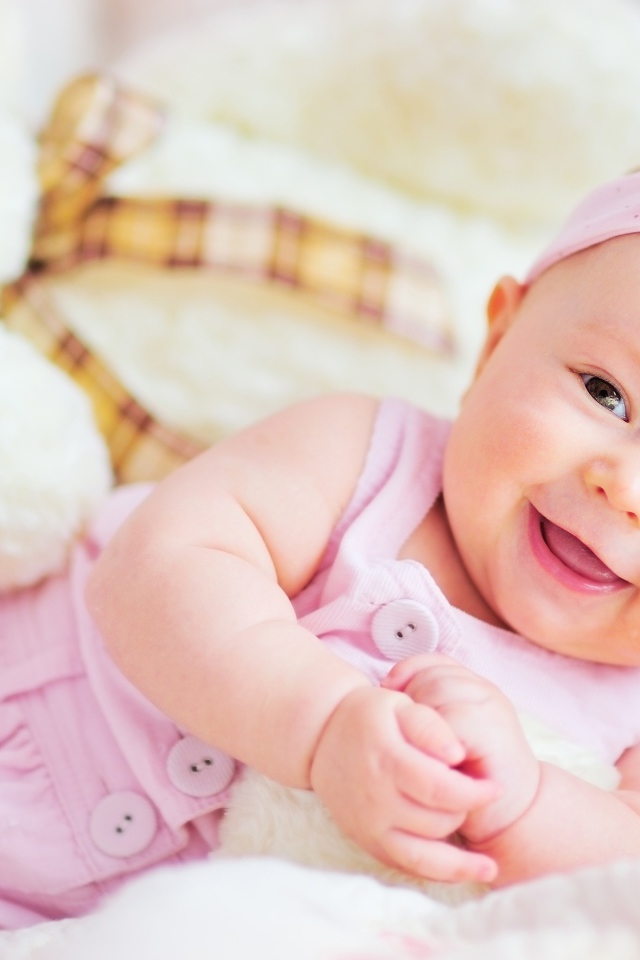 Улыбающаяся маленькая девочка с большим плюшевым медведем