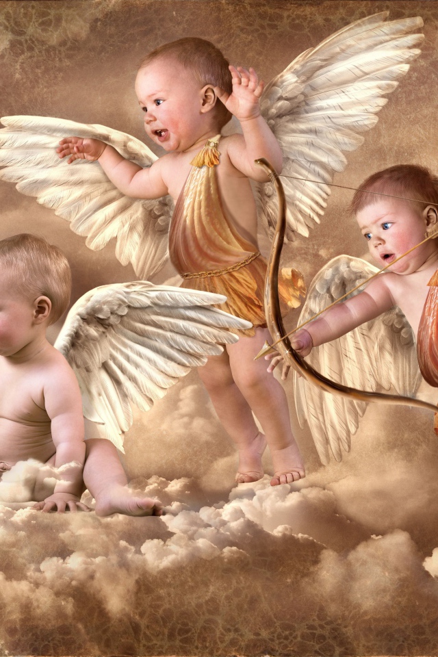 Три маленьких ребенка в костюме купидонов