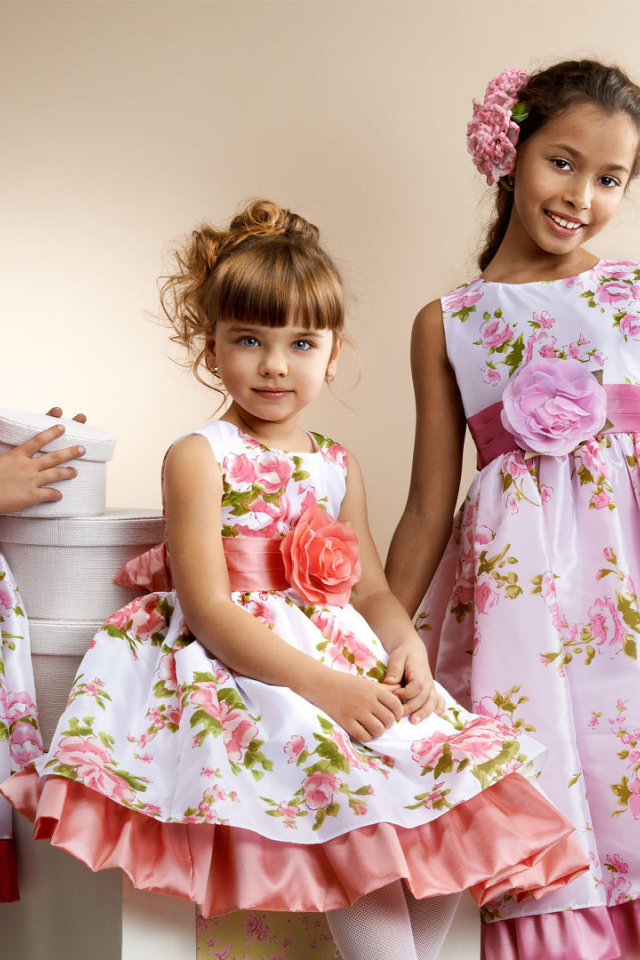 Три маленькие девочки в красивых платьях