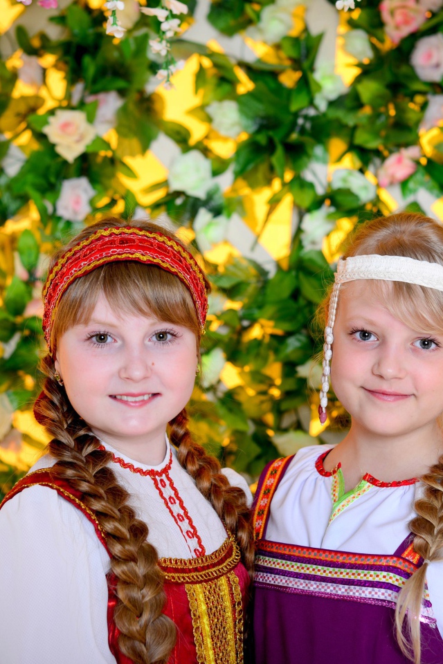 Две девочки в народных костюмах